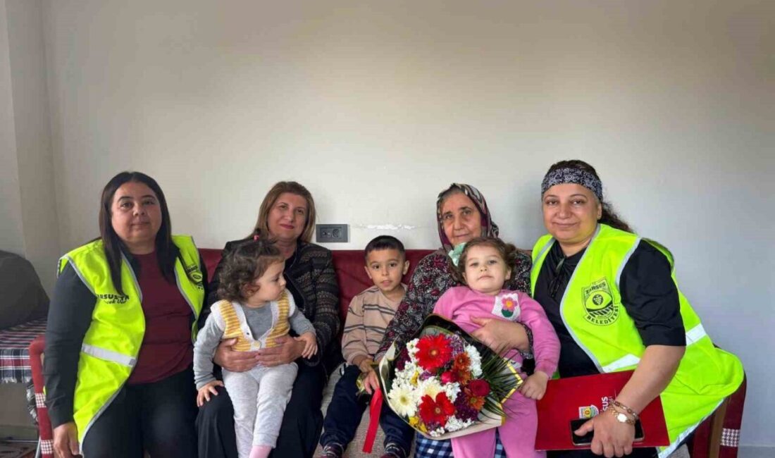 Tarsus Belediyesi ekipleri, Anneler Günü dolayısıyla şehit annelerine çiçek takdim