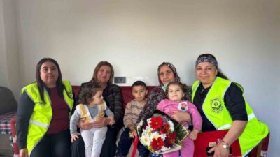 Tarsus Belediyesi ekipleri, Anneler Günü dolayısıyla şehit annelerine çiçek takdim