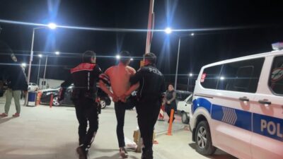 Burdur’da cadde üzerine tartıştığı arkadaşını bıçaklayan şahıs, polis ekipleri tarafından