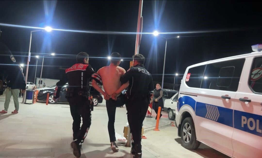 Burdur’da cadde üzerine tartıştığı arkadaşını bıçaklayan şahıs, polis ekipleri tarafından