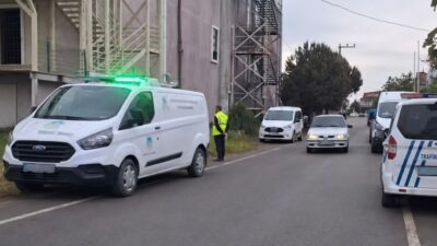 Sakarya’nın Kocaali ilçesinde çocuklarının gözü önünde tartıştığı eşini boğazını keserek