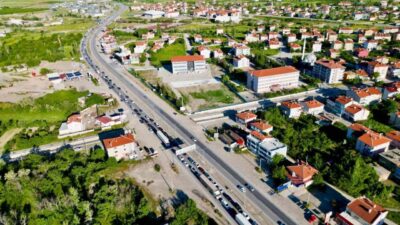 Konya-Afyonkarahisar karayolunda tatilcilerin dönüş yolculuğu nedeniyle uzun araç kuyrukları oluşmaya