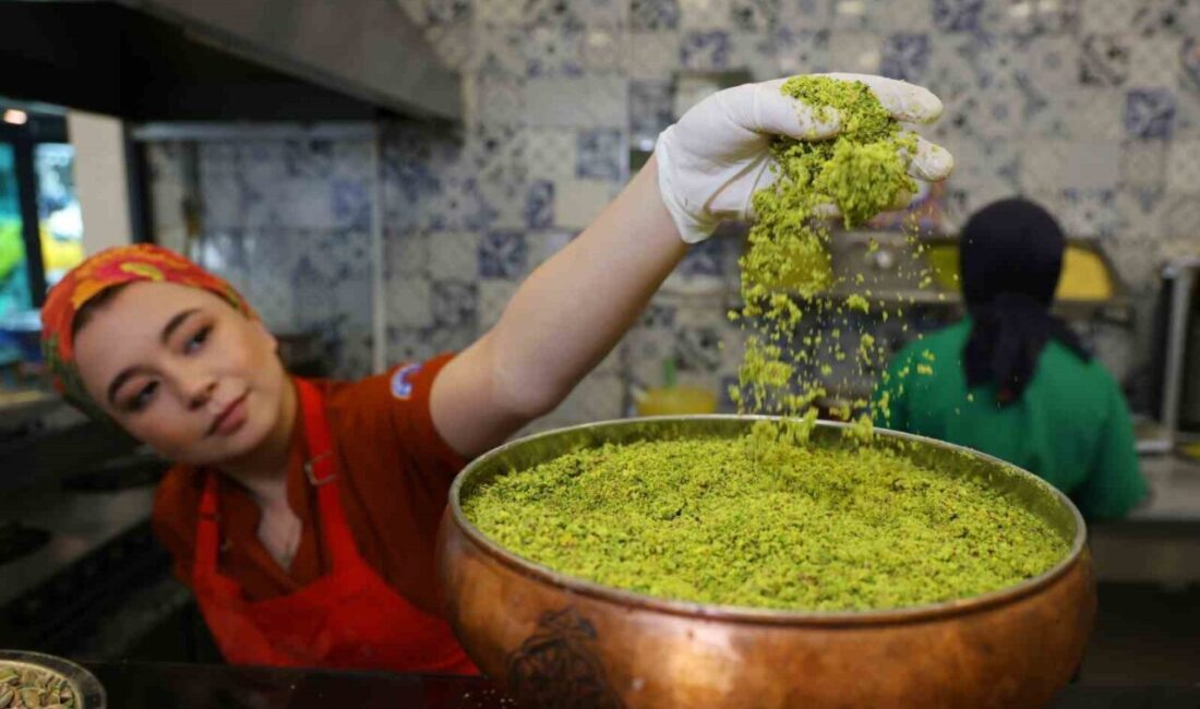 Kurban Bayramı’na sayılı günler kala tatlıcılarda yoğunluk yaşanırken, Adanalı tatlıcı,