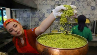 Kurban Bayramı’na sayılı günler kala tatlıcılarda yoğunluk yaşanırken, Adanalı tatlıcı,