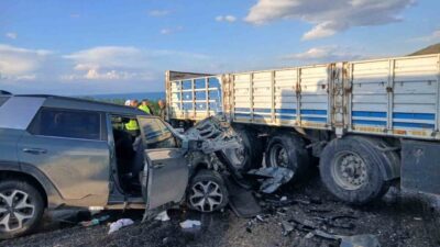 Bitlis’in Tatvan ilçesinde, akşam saatlerinde meydana gelen çift taraflı trafik