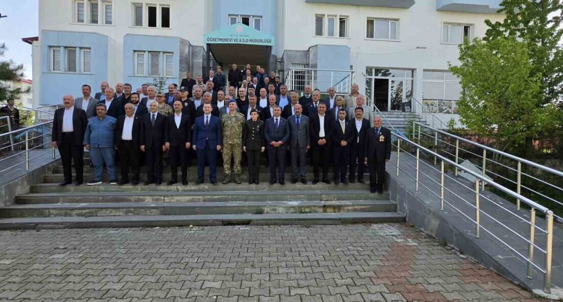 Kurban Bayramı dolayısıyla Bitlis’in Tatvan ilçesinde bayramlaşma programı düzenlendi. Tatvan