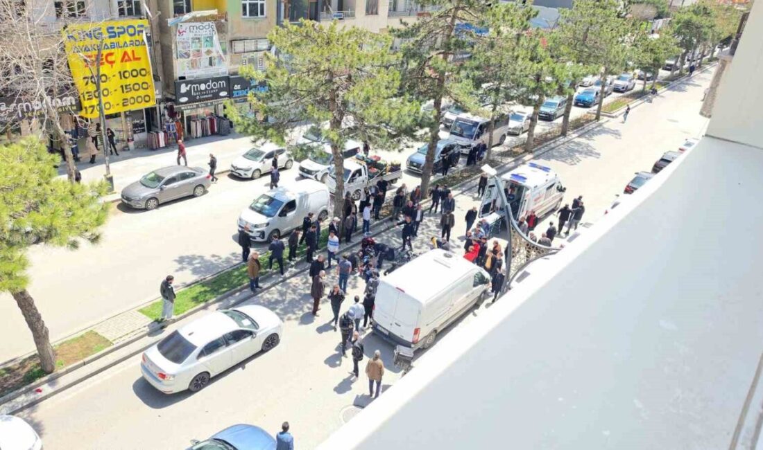 Bitlis’in Tatvan ilçesinde motosiklet ile elektrikli bisikletin çarpışması sonucu 2