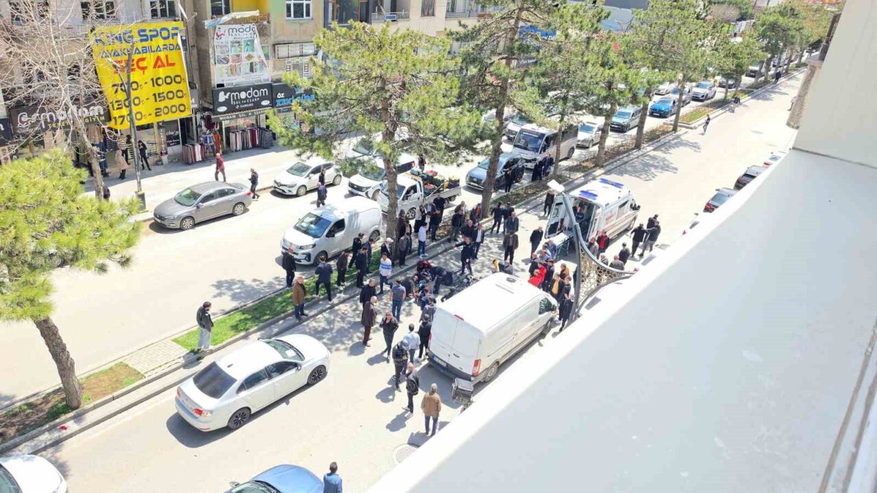 Bitlis’in Tatvan ilçesinde motosiklet ile elektrikli bisikletin çarpışması sonucu 2