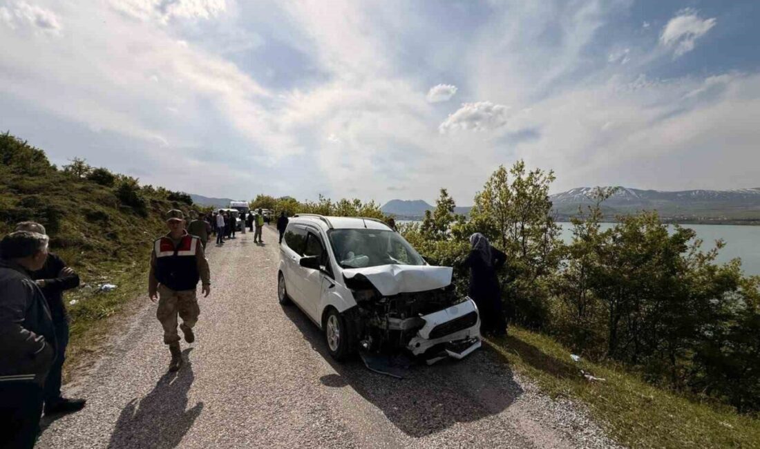 Bitlis’in Tatvan ilçesinde otomobille kamyonetin çarpışması sonucu 6 kişi yaralandı.