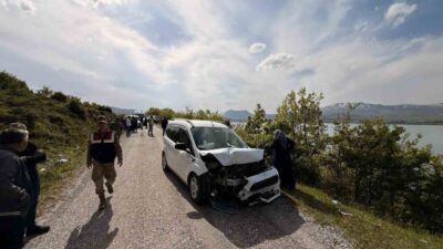 Bitlis’in Tatvan ilçesinde otomobille kamyonetin çarpışması sonucu 6 kişi yaralandı.