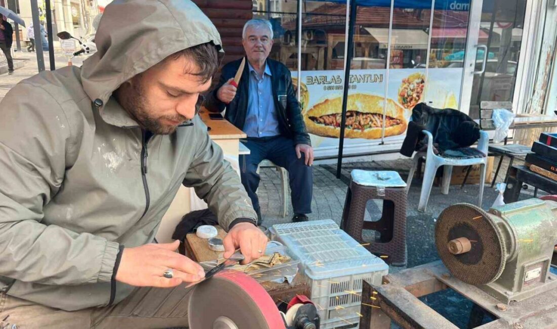 Kütahya’nın Tavşanlı ilçesinde yaklaşan Kurban Bayramı öncesinde bıçak ve satır
