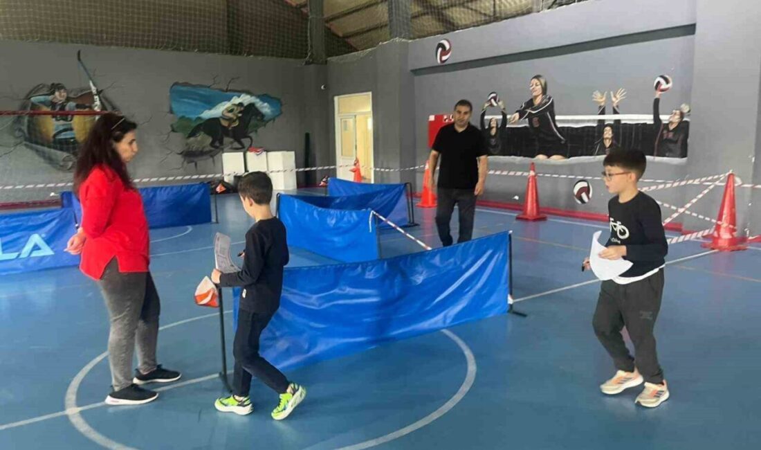 Kütahya’nın Tavşanlı ilçesindeki bir okulun spor salonunda labirent şeklinde özel