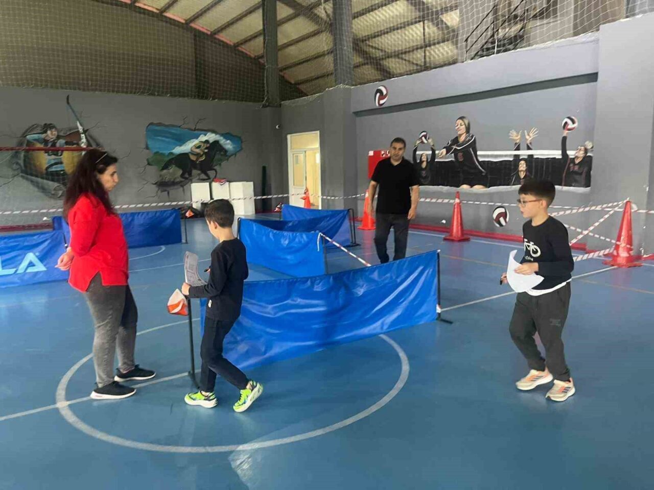 Kütahya’nın Tavşanlı ilçesindeki bir okulun spor salonunda labirent şeklinde özel
