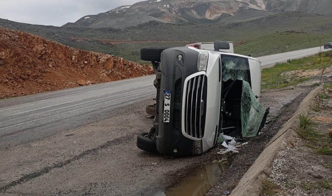 Malatya’da, Gaziantep’ten taziye ziyareti için gelen aileyi taşıyan minibüsün yağışlı