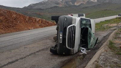 Malatya’da, Gaziantep’ten taziye ziyareti için gelen aileyi taşıyan minibüsün yağışlı