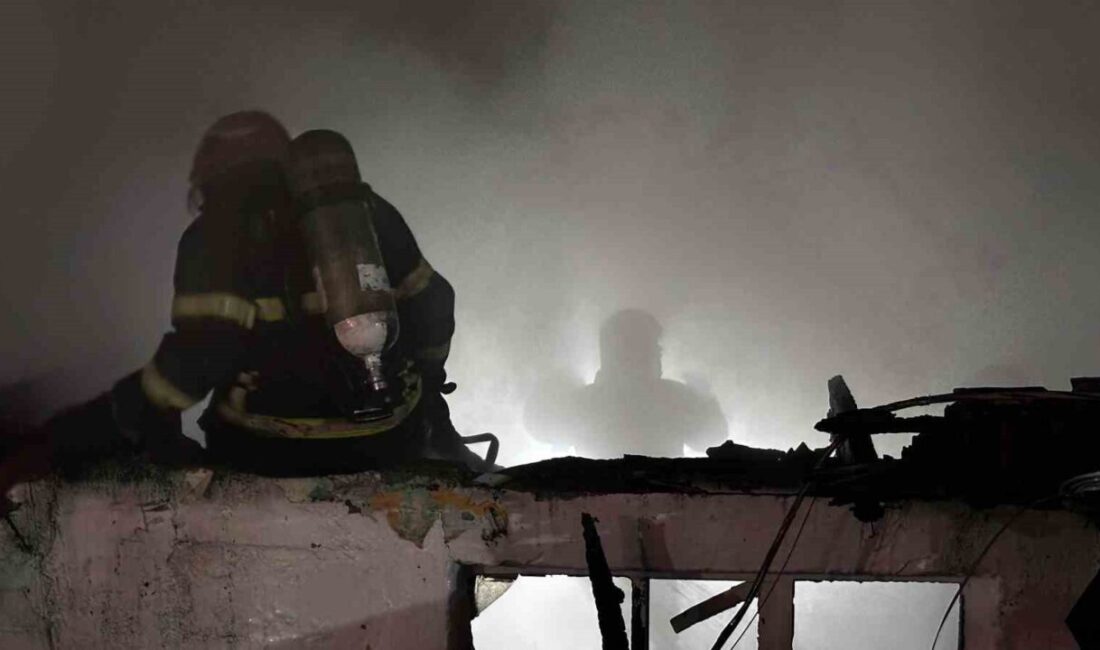 Sakarya’da gece yarısı tek katlı evde çıkan yangın, itfaiye ekiplerinin
