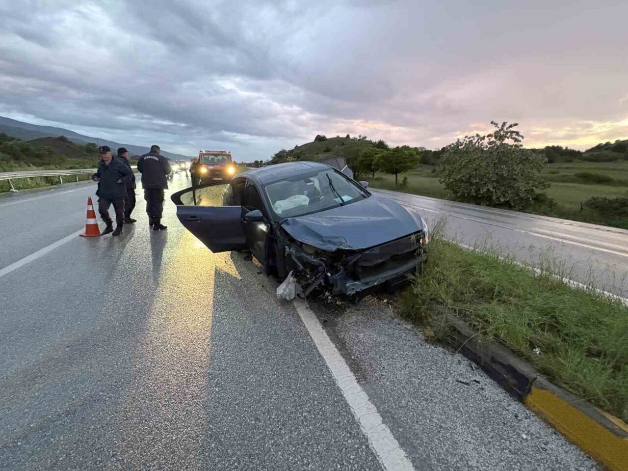 Kastamonu’nun Tosya ilçesinde seyir halindeyken tekerleği kopan otomobilin refüje çarptığı