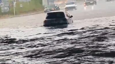 Tekirdağ’ın Süleymanpaşa ilçesinde etkili olan yaklaşık 10 dakikalık şiddetli sağanak