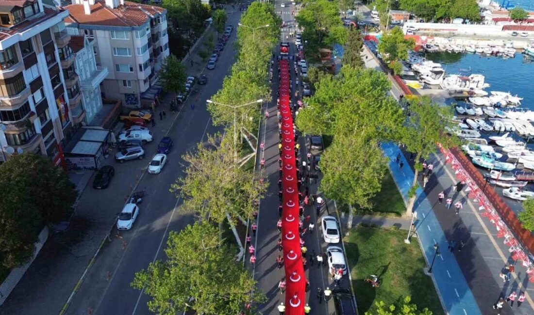Tekirdağ’da Gençlik Haftası etkinlikleri kapsamında düzenlenen bayrak yürüyüşünde gençler ve