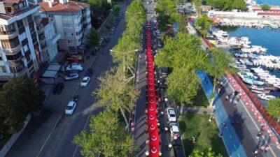 Tekirdağ’da Gençlik Haftası etkinlikleri kapsamında düzenlenen bayrak yürüyüşünde gençler ve