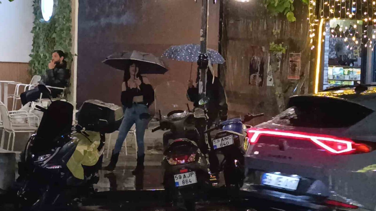 Tekirdağ’ın Süleymanpaşa ilçesinde saat 23.15 sıralarında başlayan şiddetli sağanak yağış,