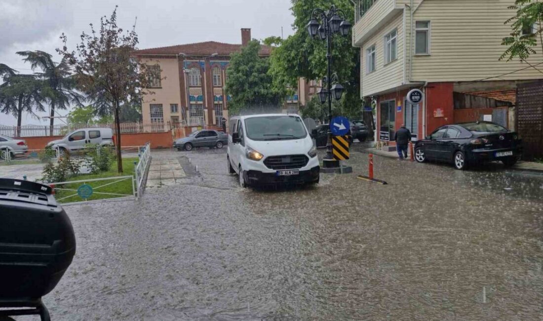 Tekirdağ’ın Süleymanpaşa ilçesinde etkili olan şiddetli yağış sonrası cadde ve