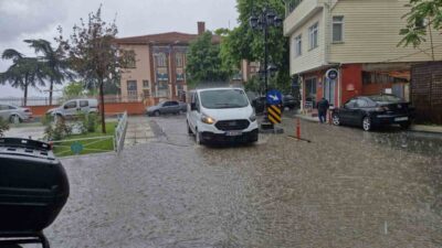 Tekirdağ’ın Süleymanpaşa ilçesinde etkili olan şiddetli yağış sonrası cadde ve