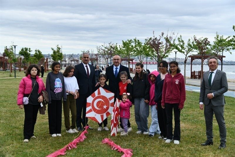 Tekirdağ’da 3. Geleneksel Uçurtma Şenliği’nde çocuklar hem yarıştı hem de
