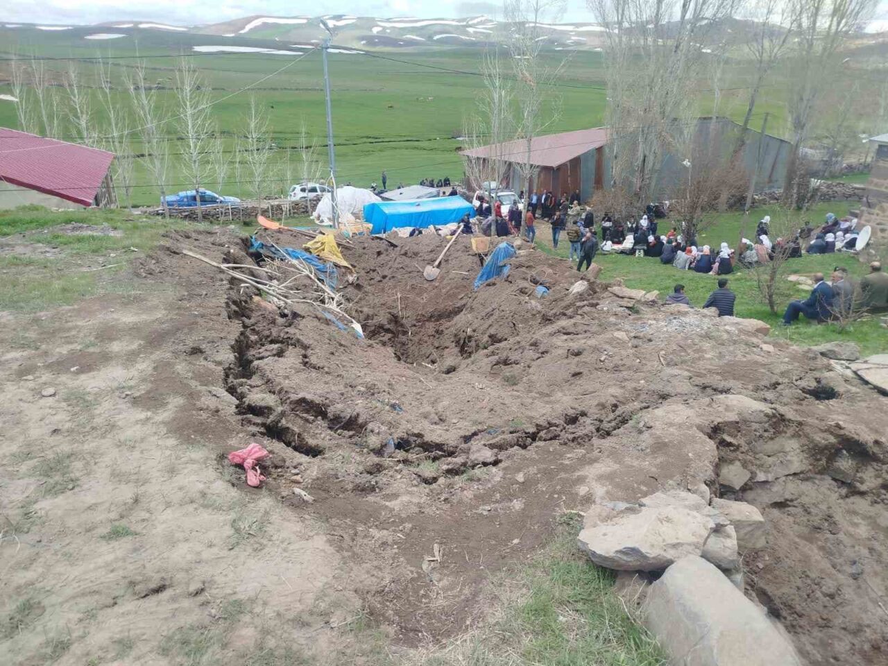 Erzurum’un Tekman ilçesinde çöken ahırın enkazında kalan kadın hayatını kaybetti.