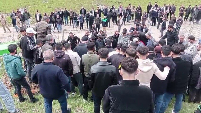 Erzurum’un Tekman ilçesinde dere yatağına düşen 9 yaşındaki çocuk boğuldu.
