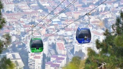 Balçova Teleferik Tesisleri’nde yaz dönemiyle birlikte ziyaret saatleri uzatıldı. İzmir