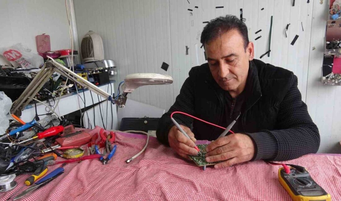 Malatya’nın Akçadağ ilçesinde yaklaşık 40 yıldır televizyon tamirciliği yapan Ahmet