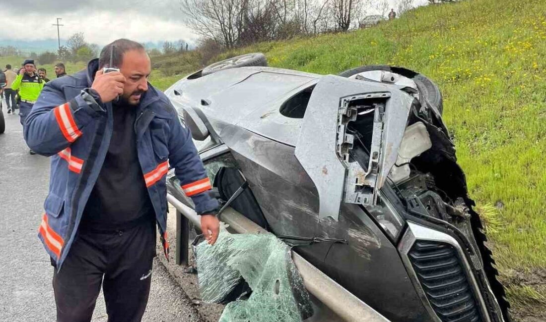 Bolu’nun Dörtdivan ilçesinde TEM Otoyolu’nda kontrolden çıkan otomobilin bariyerlere çarpması