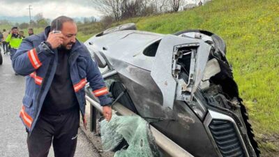 Bolu’nun Dörtdivan ilçesinde TEM Otoyolu’nda kontrolden çıkan otomobilin bariyerlere çarpması