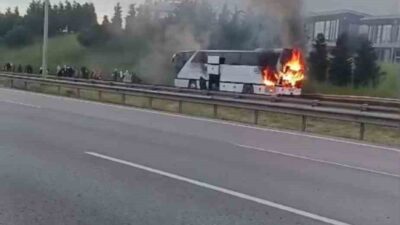 TEM Otoyolu’nun Kocaeli geçişinde seyir halindeki şehirlerarası yolcu otobüsü alevlere