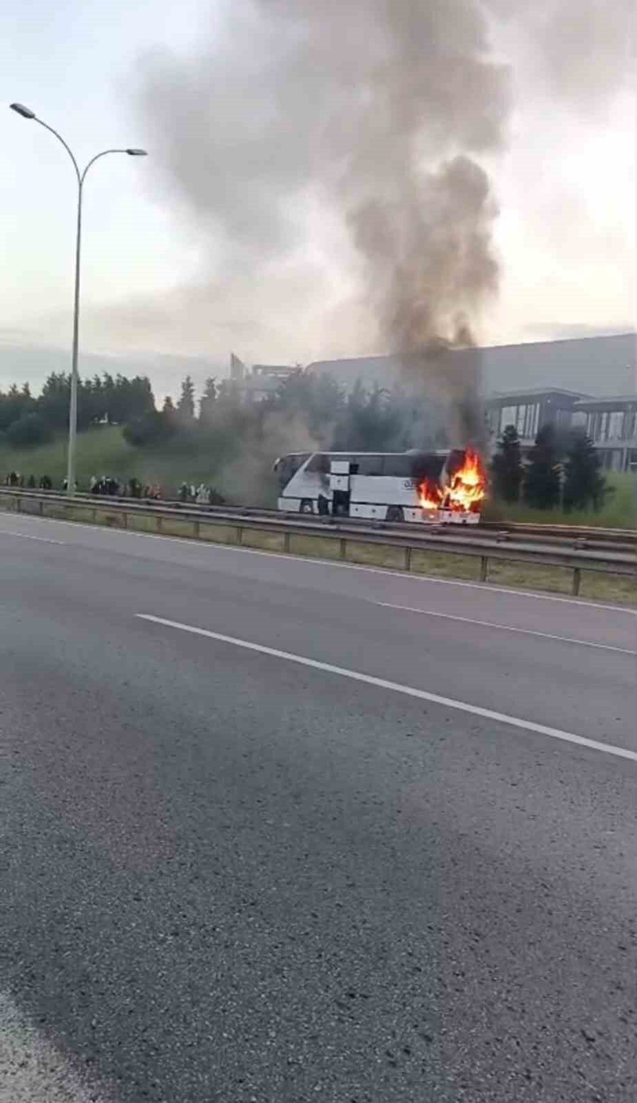 TEM Otoyolu’nun Kocaeli geçişinde seyir halindeki şehirlerarası yolcu otobüsü alevlere
