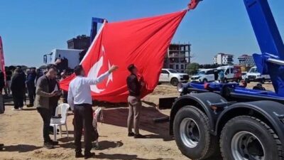 Tekirdağ’ın Çerkezköy ilçesinde temel atma töreninde ay yıldızlı Türk bayrağının