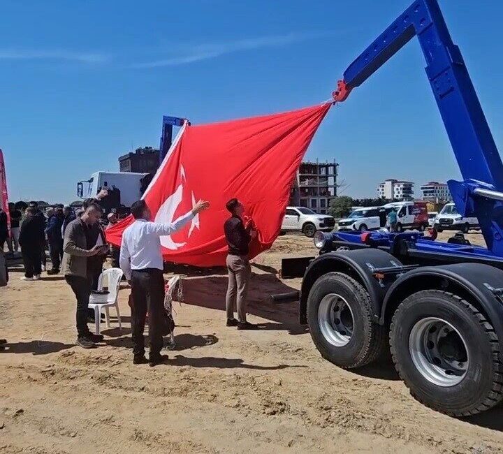 Tekirdağ’ın Çerkezköy ilçesinde temel atma töreninde ay yıldızlı Türk bayrağının