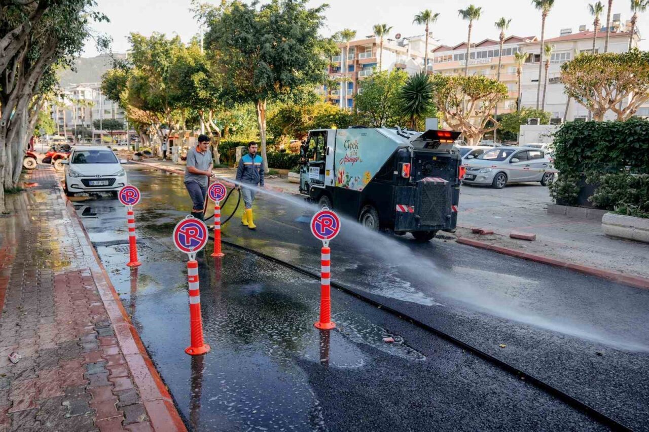 Alanya Belediyesi Temizlik İşleri Müdürlüğü ekipleri, yaklaşan Kurban Bayramı öncesinde