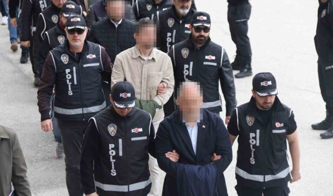 Eskişehir’de Tepebaşı Belediyesi’ne yönelik operasyonda gözaltına alınarak adliyeye sevk edilen