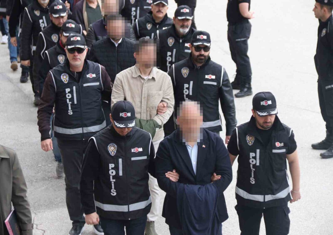 Eskişehir’de Tepebaşı Belediyesi’ne yönelik operasyonda gözaltına alınarak adliyeye sevk edilen