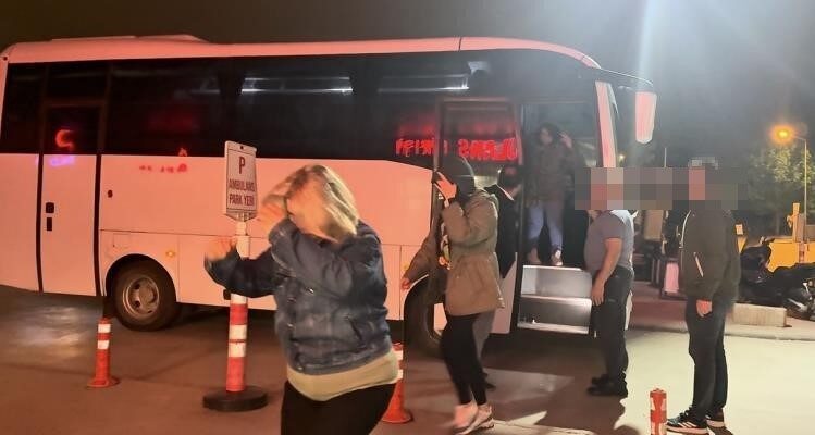 Eskişehir’de Tepebaşı Belediyesi’ne yönelik yapılan operasyon kapsamında gözaltına alınan şüpheliler