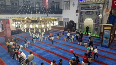 Tepebaşı İlçe Müftülüğü’nün Uluönder Fatih Camii’nde düzenlediği “Ailecek Camideyiz” adlı