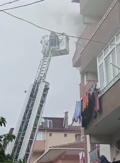 Kocaeli’nin Gebze ilçesinde 5 katlı binanın teras katında çıkan yangın,