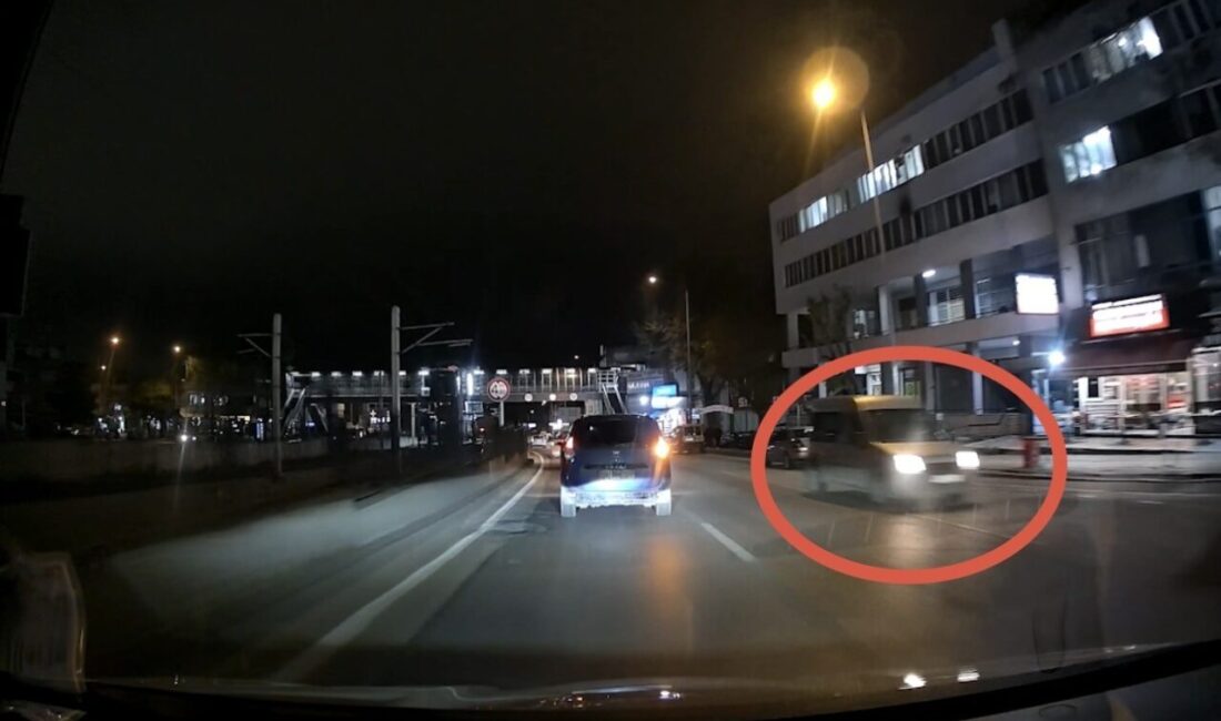 Bursa’da ters şeride giren hafif ticari araç, araç kamerasına yansıdı.