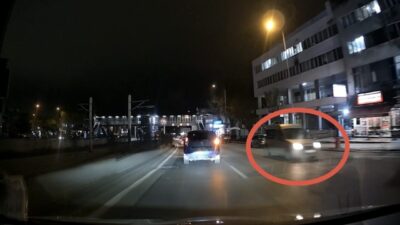 Bursa’da ters şeride giren hafif ticari araç, araç kamerasına yansıdı.
