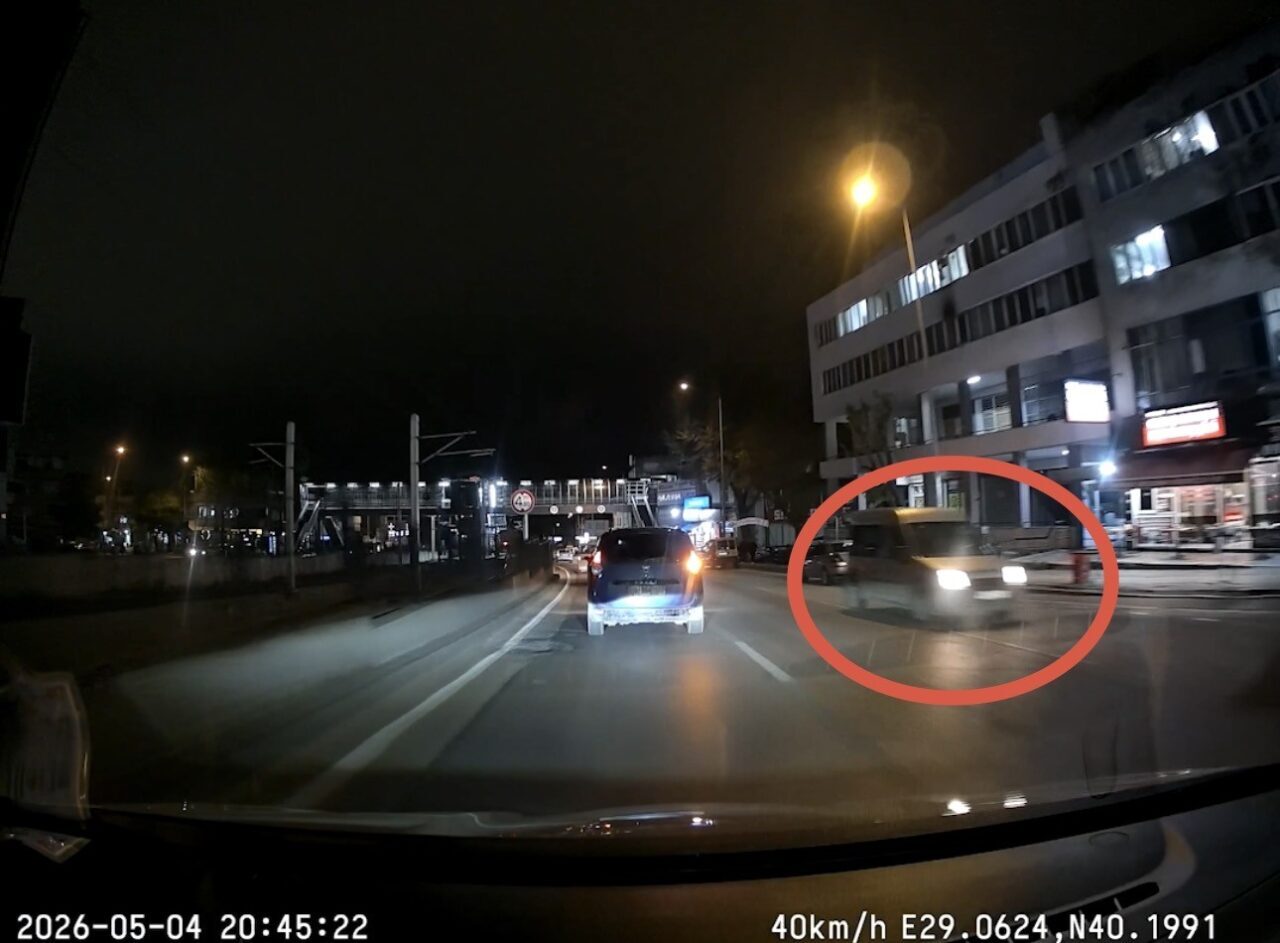 Bursa’da ters şeride giren hafif ticari araç, araç kamerasına yansıdı.