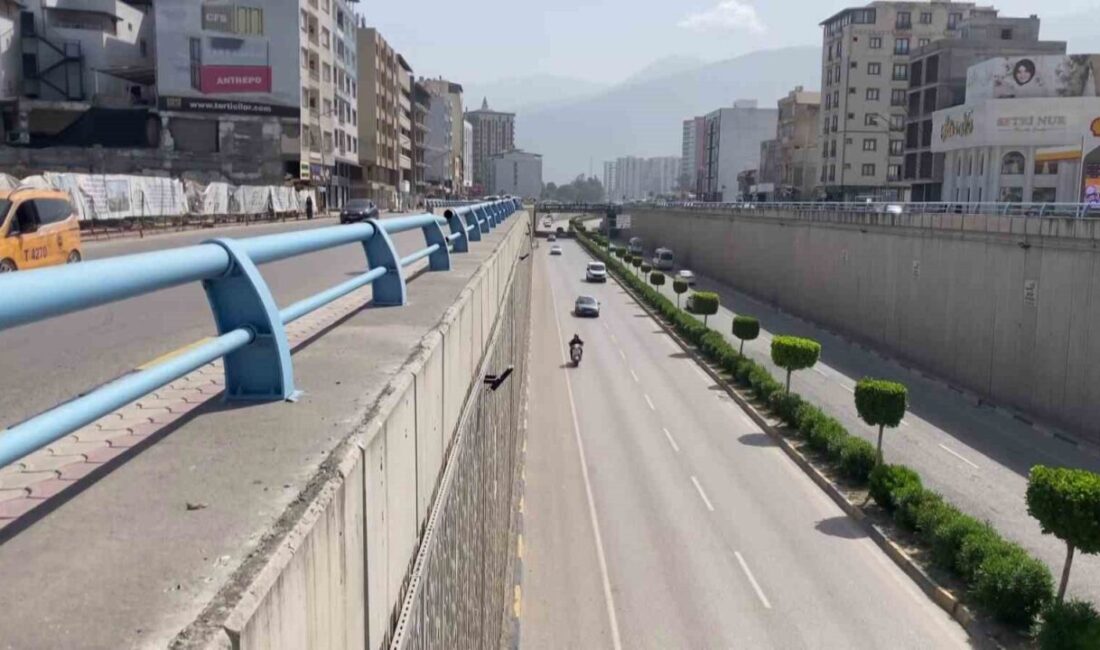 Hatay’da ters yönde metrelerce ilerleyen ve trafikteki diğer sürücülerin kornaya