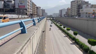 Hatay’da ters yönde metrelerce ilerleyen ve trafikteki diğer sürücülerin kornaya