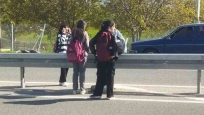 Erzincan merkeze bağlı Terzibaba Mahallesi sakinleri, öğrencilerin okula ulaşımda yaşadığı